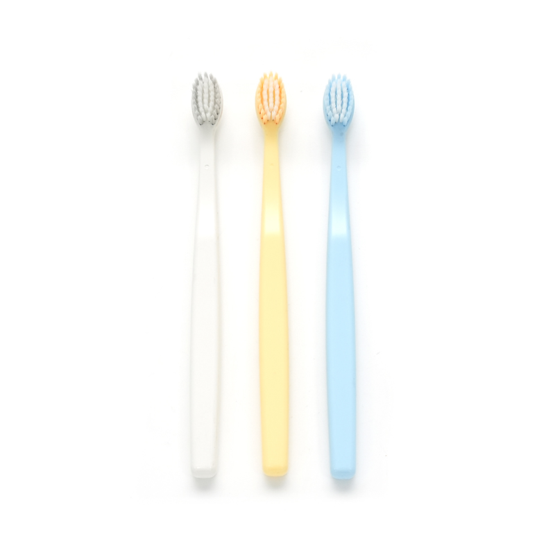 مقبض PP فرشاة أسنان ناعمة للغاية بشعيرات PBT للتنظيف العميق للبالغين تتوافق مع معايير EURO